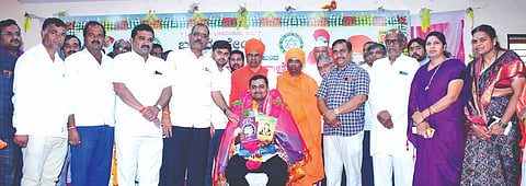 ಹುಲಸೂರಿನ  ಗುರು ಬಸವೇಶ್ವರ ಕಲ್ಯಾಣ ಮಂಟಪದಲ್ಲಿ ಮಂಗಳವಾರ ಆಯೋಜಿಸಿದ್ದ  ಭಜನಾ ಸ್ಪರ್ಧೆ ಕಾರ್ಯಕ್ರಮದಲ್ಲಿ ಬಸವ ಕೇಂದ್ರದ ತಾಲೂಕು ಅಧ್ಯಕ್ಷ ಆಕಾಶ ಖಂಡಾಳೆ ಅವರನ್ನು ಸನ್ಮಾನಿಸಲಾಯಿತು. ಶ್ರೀ ಡಾ.ಶಿವಾನಂದ ಸ್ವಾಮೀಜಿ, ಉಸ್ತುರಿ  ಶ್ರೀ ಕೋರ್ಣೇಶ್ವರ ಸ್ವಾಮೀಜಿ, ಅನಿಲ ಭೂಸಾರೆ, ಲತಾ ಹಾರಕೂಡೆ, ಸಿದ್ದರಾಮ ಕಾಮಣ್ಣ, ಮಲ್ಲಪ್ಪ ಧಬಾಲೆ, ಸುಧೀರ ಕಾಡಾದಿ, ಭಾಗವತ ಜಾನಬಾ, ಪ್ರವಿಣ ಕಾಡಾದಿ ಇತರರಿದ್ದರು.