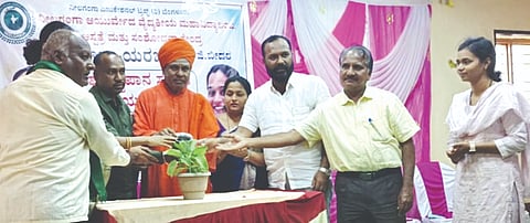 ಹುಲಸೂರಿನ ಗುರು ಬಸವೇಶ್ವರ ಕಲ್ಯಾಣ ಮಂಟಪದಲ್ಲಿ ವಿಶ್ವ ಸ್ತನ್ಯಪಾನ ಸಪ್ತಾಹ ಅಂಗವಾಗಿ ಗುರುವಾರ ಆಯೋಜಿಸಿದ್ದ ಕಾರ್ಯಕ್ರಮವನ್ನು  ಶ್ರೀ ಡಾ.ಶಿವಾನಂದ ಸ್ವಾಮೀಜಿ ಉದ್ಘಾಟಿಸಿದರು. ತಹಸೀಲ್ದಾರ್​ ಶಿವಾನಂದ ಮೇತ್ರೆ, ಡಾ.ಶಂಕರಗೌಡ, ಡಾ.ಅನೀತಾ ಮಹಾಜನ, ಡಾ.ವಚನಶ್ರೀ ನಿಡೋದೆ, ಬಸವರಾಜ ಚೌರೆ ಇತರರಿದ್ದರು.
