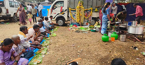  ಚಿಕ್ಕಲ್ಲೂರು ದೇವಾಲಯ ಹೊರಗಿನ ಪ್ರದೇಶದಲ್ಲಿ ಬಿಡಾರ ಹೂಡಿದ ಭಕ್ತರು ಶ್ರೀ ಸಿದ್ದಪ್ಪಾಜಿ ಕಂಡಾಯಕ್ಕೆ ಪೂಜೆ ಸಲ್ಲಿಸಿ ಸಾಮೂಹಿಕವಾಗಿ ಕು ಳಿದು ಮಾಂಸದೂಟ ಸವಿದರು.