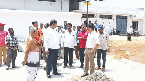  ಶಿವನ ಸಮುದ್ರ ಗ್ರಾಮದಲ್ಲಿರುವ ಶ್ರೀ ಮಧ್ಯರಂಗನಾಥ ಸ್ವಾಮಿ ದೇವಾಲಯದ ಜೀರ್ಣೋದ್ಧಾರ ಕಾಮಗಾರಿಯನ್ನು ಹನೂರು ಶಾಸಕ ಎಂ.ಆರ್.ಮಂಜುನಾಥ್ ವೀಕ್ಷಿಸಿದರು. ದಿನೇಶ್ ಕುಮಾರ್ ಮೀನಾ, ಬಸವರಾಜು, ಸುರೇಶ್ ಇದ್ದರು.
