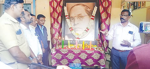 ಕೊಳ್ಳೇಗಾಲದ ಆರ್.ಎಂ.ಸಿ ರಸ್ತೆಯಲ್ಲಿರುವ ಕೆಎಸ್‌ಆರ್‌ಟಿಸಿ ಬಸ್ ಘಟಕದಲ್ಲಿ ಡಾ.ಬಿ.ಆರ್.ಅಂಬೇಡ್ಕರ್ ಅವರ 69ನೇ ವರ್ಷದ ಪರಿನಿಬ್ಬಾಣ ದಿನವನ್ನು ಆಚರಿಸಿ ಘಟಕದ ವ್ಯವಸ್ಥಾಪಕ ಬೋಗ ನಾಯಕ ಮಾತನಾಡಿದರು. ಉಮೇಶ್, ಹಿತೇಶ್, ಪರಮೇಶ್ವರ್, ರವಿ, ಚಂದ್ರಶೇಖರ ಇದ್ದರು.