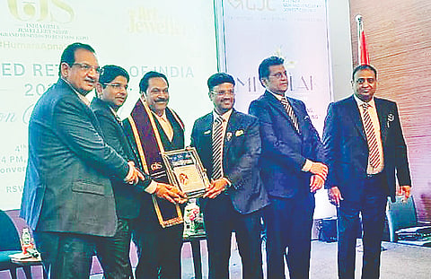 ಮುಂಬೈನ ಜಿಯೋ ವರ್ಲ್ಡ್ ಕನ್ವೆನ್ಷನ್ ಸೆಂಟರ್ ಹಾಲ್ನಲ್ಲಿ ಆಯೋಜಿಸಿದ್ದ ಸಮಾರಂಭದಲ್ಲಿ ಒ.ವಿ.ದಿವಾಕರ್ ಅವರಿಗೆ  ಜೆಮ್ ಆ್ಯಂಡ್ ಜ್ಯುವೆಲ್ಲರಿ ಕೌನ್ಸಿಲ್ ಅಧ್ಯಕ್ಷ  ರಾಜೇಶ್ ರೋಕ್ಡೆ, ಆರ್ಟ್ ಆಫ್ ಜ್ಯುವೆಲ್ಲರಿ ವ್ಯವಸ್ಥಾಪಕ ನಿರ್ದೇಶಕ ಸುಮೇಶ್ ವಧೇರಾ ಪ್ರಶಸ್ತಿ ಪ್ರದಾನ ಮಾಡಿದರು.  