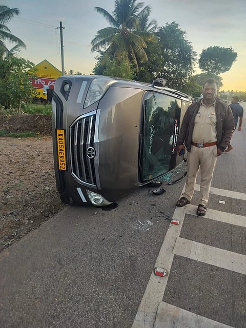 ಕೊಳ್ಳೇಗಾಲ ತಾಲೂಕಿನ ತಾಲೂಕಿನ ನರೀಪುರ-ಸರಗೂರು ರಾಷ್ಟ್ರೀಯ ಹೆದ್ದಾರಿಯಲ್ಲಿ ಭಾನುವಾರ ಅಪಘಾತ ಸಂಭವಿಸಿ ಕಾರು ಪಲ್ಟಿ ಆಗಿರುವುದು. 
