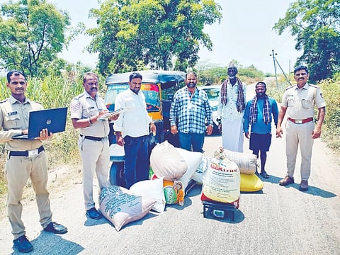  ತೇರಂಬಳ್ಳಿ -ಗೊಬ್ಬಳಿಪುರ ಗ್ರಾಮದ ರಸ್ತೆಯಲ್ಲಿ ಪ್ಯಾಸೆಂಜರ್ ಆಟೋದಲ್ಲಿ ಪಡಿತರ ಸಾಗಿಸುತ್ತಿದ್ದವನನ್ನು ಪೊಲೀಸರು ಮತ್ತು ಆಹಾರ ಇಲಾಖೆ ಅಧಿಕಾರಿಗಳು ಮಾಲು ಸಮೇತ ವಶಕ್ಕೆ ಪಡೆದಿರುವುದು.  