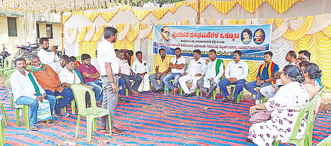 ಕೊಳ್ಳೇಗಾಲದ ತಾ.ಪಂ ಕಚೇರಿ ಆವರಣದಲ್ಲಿ ತಾಲೂಕು ಪ್ರಗತಿಪರ ಸಂಘಟನೆಗಳ ಒಕ್ಕೂಟ ದಿಢೀರ್ ಪ್ರತಿಭಟನೆ ಕೈಗೊಂಡ ಹಿನ್ನೆಲೆಯಲ್ಲಿ ತಹಸೀಲ್ದಾರ್ ಬಸವರಾಜು ಸ್ಥಳಕ್ಕೆ ಭೇಟಿ ನೀಡಿ ಚರ್ಚಿಸಿದರು.