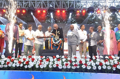 ಕೊಳ್ಳೇಗಾಲ ಪಟ್ಟಣದ ಶ್ರೀ ವಾಸವಿ ವಿದ್ಯಾ ಕೇಂದ್ರದಲ್ಲಿ ಶನಿವಾರ ಸಂಜೆ ಆಯೋಜಿಸಿದ್ದ ಶ್ರೀ ವಾಸವಿ ಸಮೂಹ ವಿದ್ಯಾ ಸಂಸ್ಥೆ ವಾರ್ಷಿಕೋತ್ಸವ 2025 ಸಂಸ್ಕೃತಿ ಭಾವನೆ ಸಾರ ಕಾರ್ಯಕ್ರಮಕ್ಕೆ ಆರ್ಯ ವೈಶ್ಯ ಸಂಘದ ಅಧ್ಯಕ್ಷ ಮತ್ತು ಶ್ರೀ ವಾಸವಿ ಸಮೂಹ ವಿದ್ಯಾ ಸಂಸ್ಥೆಯ ಎ.ಡಿ.ಕುಮಾರಕೃಷ್ಣ ಚಾಲನೆ ನೀಡಿದರು. ಪಿ.ಎನ್. ಸತ್ಯನಾರಾಯಣ್, ಡಾ.ಪಿ.ಜಿ.ಶ್ರೀಧರ್, ಪಿ.ಜಿ. ಶಶಿಧರ್, ಸುಮಂತ್ ವಿ.ಅಚ್ಚಮ್ ಇತರರು ಇದ್ದರು.