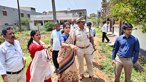 ಕೊಳ್ಳೇಗಾಲದ ಎಚ್.ನಾಗಪ್ಪ ಬಡಾವಣೆಗೆ ಡಿಸಿ ಶ್ರೀರೂಪಾ ಭೇಟಿ ನೀಡಿ ಪರಿಶೀಲಿಸಿದರು. ದಿನೇಶ್ ಕುಮಾರ್ ಮೀನಾ, ಎಂ.ಧರ್ಮೇಂದ್ರ, ಬಸವರಾಜು, ರುದ್ರಮ್ಮ ಶರಣಯ್ಯ, ನಟರಾಜು ಇತರರಿದ್ದರು.