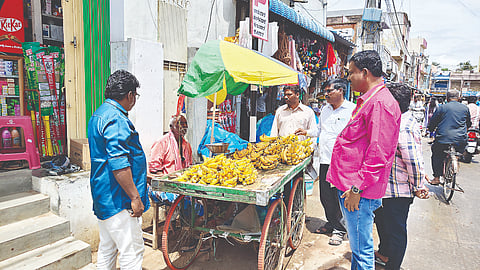 ಪಟ್ಟಣದ ಮಸೀದಿ ವೃತ್ತದಿಂದ ಚಿನ್ನದ ಬೀದಿ ರಸ್ತೆಗೆ ಸಂಪರ್ಕ ಬೆಸೆಯುವ ರಸ್ತೆಯ ಪುಟ್ಬಾತ್‌ಗಳಲ್ಲಿ ವ್ಯಾಪಾರ ಮಾಡದಂತೆ ನಗರಸಭೆ ಕಂದಾಯ ಅಧಿಕಾರಿ ರಮೇಶ್ ಸೂಚನೆ ನೀಡಿದರು. ನಂಜುಂಡಶೆಟ್ಟಿ, ಪ್ರಭಾಕರ್ ಇತರರು ಇದ್ದರು. 
