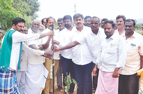 ಕೊಳ್ಳೇಗಾಲ ತಾಲೂಕಿನ ಕೊತ್ತನೂರು ಗ್ರಾ.ಪಂ.ವ್ಯಾಪ್ತಿಯ ಚಿಕ್ಕಲ್ಲೂರು ರಸ್ತೆಯಲ್ಲಿ ಸೇತುವೆ ಅಭಿವೃದ್ಧಿಗೆ ಕಾಮಗಾರಿಗೆ  ಭಾನುವಾರ ಶಾಸಕ ಎಂ.ಆರ್. ಮಂಜುನಾಥ್ ಚಾಲನೆ ನೀಡಿದರು.