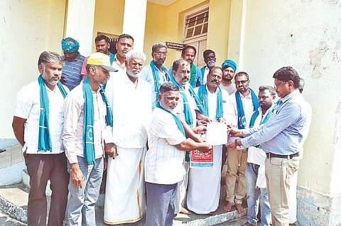 ಕೊಳ್ಳೇಗಾಲದ ಲೋಕೋಪಯೋಗಿ ಇಲಾಖೆ ಕಚೇರಿ ಮುಂಭಾಗ ಶುಕ್ರವಾರ ಪ್ರತಿಭಟನೆ ನಡೆಸಿದ ರೈತ ಸಂಘದ ಪದಾಧಿ ಕಾರಿಗಳಿಂದ ಮನವಿ ಪತ್ರವನ್ನು ಲೋಕೋಪಯೋಗಿ ಇಲಾಖೆ ಎಇಇ ಪುರುಷೋತ್ತಮ್ ಸ್ವೀಕರಿಸಿದರು.  