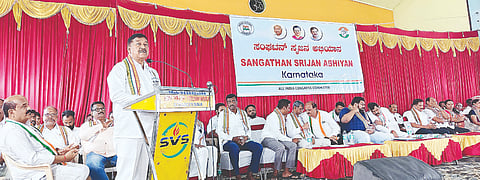 ಕೊಳ್ಳೇಗಾಲ ಪಟ್ಟಣದ ಭ್ರಮಾರಂಭ ಕಲ್ಯಾಣ ಮಂಟಪದಲ್ಲಿ ಗುರುವಾರ ಆಯೋಜಿಸಿದ್ದ ಸಂಘಟನ್ ಸೃಜನ್ ಅಭಿಯಾನ ಕಾರ್ಯಕ್ರಮದಲ್ಲಿ ಶಾಸಕ ಎ.ಆರ್.ಕೃಷ್ಣಮೂರ್ತಿ ಮಾತನಾಡಿದರು. ಶಬರಿನಾಥನ್, ಎಸ್.ಸೋಮಶೇಖರ್, ಜಿ.ಎನ್ ನಂಜುಂಡಸ್ವಾಮಿ, ಕಾವೇರಪ್ಪ ಇದ್ದರು. 