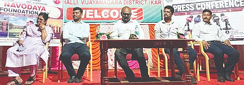 ಚಿಕ್ಕಜೋಗಿಹಳ್ಳಿ ಬುಧವಾರ ನಡೆದ ನವೋದಯ ವಿದ್ಯಾಲಯ ಸಂಸ್ಥಾಪನಾ ದಿನಾಚರಣೆದಲ್ಲಿ ಪ್ರಾಚಾರ್ಯ ಸುದೇಶ್ ಗೋಪಾಲ್ ಮಲಾಜುರೆ, ಪ್ರಮುಖರಾದ ಸತಿಕಾಂತ್ ಪಧಿ,   ಎಂ.ನೀಲಾಕಂಠಚಾರಿ, ನಿವೃತ್ತ ಯೋಧ ಪ್ರಸನ್ನ ಇದ್ದರು.