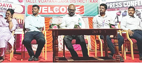 ಚಿಕ್ಕಜೋಗಿಹಳ್ಳಿ ಬುಧವಾರ ನಡೆದ ನವೋದಯ ವಿದ್ಯಾಲಯ ಸಂಸ್ಥಾಪನಾ ದಿನಾಚರಣೆದಲ್ಲಿ ಪ್ರಾಚಾರ್ಯ ಸುದೇಶ್ ಗೋಪಾಲ್ ಮಲಾಜುರೆ, ಪ್ರಮುಖರಾದ ಸತಿಕಾಂತ್ ಪಧಿ, ಎಂ.ನೀಲಾಕಂಠಚಾರಿ, ನಿವೃತ್ತ ಯೋಧ ಪ್ರಸನ್ನ ಇದ್ದರು.