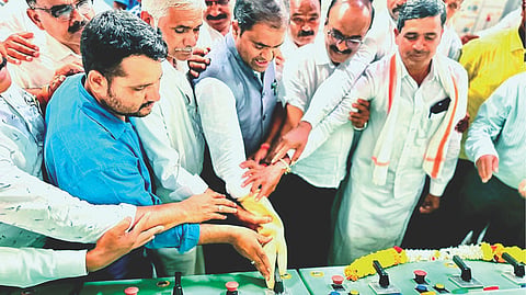 ಕಾನಹೊಸಹಳ್ಳಿ ಸಮೀಪದ ಪಾಲಯ್ಯನಕೋಟೆ ಜಾಕ್ವಲ್‌ನಿಂದ ತಾಲೂಕಿನ 58 ಕೆರೆಗಳಿಗೆ ನೀರುವ ತುಂಬಿಸುವ ಪಂಪ್‌ಹೌಸ್‌ಗೆ ಡಾ.ಎನ್.ಟಿ.ಶ್ರೀನಿವಾಸ್ ಚಾಲನೆ ನೀಡಿದರು. ಯೋಜನೆಯ ಎಇಇ ರಾಘವೇಂದ್ರ, ಎಪಿಎಂಸಿ ಅಧ್ಯಕ್ಷ ಕುರಿಹಟ್ಟಿ ಬೋಸಣ್ಣ, ಬಣವಿಕಲ್ಲು ಎರ‌್ರಿಸ್ವಾಮಿ, ಕಾವಲಿ ಶಿವಪ್ಪನಾಯಕ, ಪಾಲಯ್ಯನಕೋಟೆ ಕಲ್ಲೇಶ್ ಇದ್ದರು.