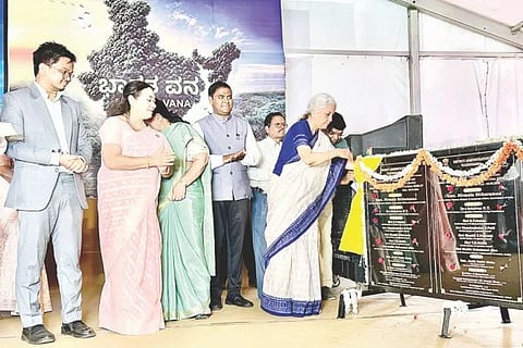 ಚಿಕ್ಕಜೋಗಿಹಳ್ಳಿಯಲ್ಲಿ ಕೇಂದ್ರ ವಿತ್ತ ಸಚಿವೆ ನಿರ್ಮಲಾ ಸೀತಾರಾಮನ್ ಕೆರೆಗಳ ಪುನಶ್ಚೇತನ ಕಾಮಗಾರಿಗೆ ಚಾಲನೆ ನೀಡಿದರು. ಶಾಸಕ ಡಾ.ಎನ್.ಟಿ.ಶ್ರೀನಿವಾಸ್, ಬಿಡಿಸಿಸಿ ಬ್ಯಾಂಕ್ ಆಧ್ಯಕ್ಷ ಗುಂಡುಮುಣುಗು ಕೆ.ತಿಪ್ಪೇಸ್ವಾಮಿ, ವಿಜಯ ರಂಜನ್ ಸಿಂಗ್, ಎಸ್ ಬಿಐ ಬ್ಯಾಂಕ್ ರಾಜ್ಯದ ಮುಖ್ಯ ಜನರಲ್ ಮ್ಯಾನೇಜರ್ ಜೂಲಿ ಸ್ಮಿತ ಸಿನ್ಹಾ ಇತರರಿದ್ದರು.