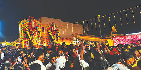 ಕಲಘಟಗಿ ಪಟ್ಟಣದಲ್ಲಿ ಗ್ರಾಮದೇವಿಯರ ಜಾತ್ರಾ (Goddess Fair) ಮಹೋತ್ಸವದ 9ನೇ ದಿನ ಶ್ರೀ ದ್ಯಾಮವ್ವ ಹಾಗೂ ಶ್ರೀ ದುರ್ಗವ್ವ ದೇವಿಯರ ಶೋಭಾಯಾತ್ರೆ ಜರುಗಿತು.