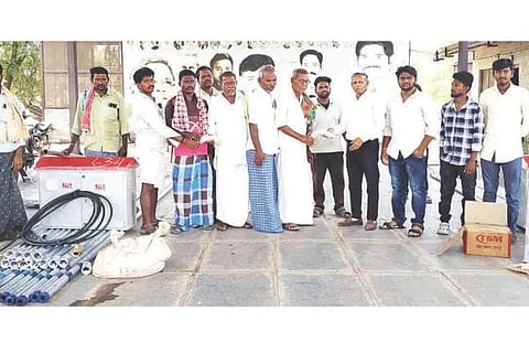 ಕಂಪ್ಲಿಯ ಶಾಸಕರ ಕಚೇರಿಯಲ್ಲಿ ಗಂಗಾ ಕಲ್ಯಾಣ ಯೋಜನೆಯಡಿ ಡಾ.ಬಿ.ಆರ್.ಅಂಬೇಡ್ಕರ್ ಅಭಿವೃದ್ಧಿ ನಿಗಮದ ತಾಲೂಕು ಅಭಿವೃದ್ಧಿ ಅಧಿಕಾರಿ ಕೆ.ಎಚ್.ಲಕ್ಷ್ಮಣ ಫಲಾನುಭವಿಗಳಿಗೆ ಪಂಪ್, ಮೋಟಾರ್ ಪೂರಕ ಸಾಮಗ್ರಿ ವಿತರಿಸಿದರು. ಫಲಾನುಭವಿಗಳಾದ ಹರಿಜನ ಮಾರೆಪ್ಪ, ದುರುಗಮ್ಮ, ಸಿ.ಹನುಮಂತಪ್ಪ, ಸಿ.ಕಟ್ಟೆಪ್ಪ ಇತರರಿದ್ದರು.