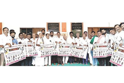 ಕಂಪ್ಲಿ ವೀರಶೈವ ಲಿಂಗಾಯತ ಮಹಾವೇದಿಕೆಯ ಪ್ರತಿಭಾ ಪುರಸ್ಕಾರ ಕಾರ್ಯಕ್ರಮದ ಸಭೆಯಲ್ಲಿ ಪೋಸ್ಟರ್ ಬಿಡುಗಡೆಗೊಳಿಸಲಾಯಿತು. ಪ್ರಮುಖರಾದ ಹೊಸಕೋಟೆ ಜಗದೀಶ್, ಬಿ.ವಿ.ಗೌಡ, ಬಳೆ ಮಲ್ಲಿಕಾರ್ಜುನ, ಎಸ್.ಎಂ.ನಾಗರಾಜ, ಪಿ.ಮೂಕಯ್ಯಸ್ವಾಮಿ ಇತರರಿದ್ದರು.