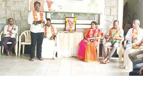 ಕಂಪ್ಲಿಯಲ್ಲಿ ಡಾ.ಶ್ಯಾಮಾಪ್ರಸಾದ್ ಮುಖರ್ಜಿ ಜನ್ಮದಿನ ಕಾರ್ಯಕ್ರಮದಲ್ಲಿ ಬಿಜೆಪಿ ಮಂಡಲ ಅಧ್ಯಕ್ಷ ಸಿ.ಡಿ.ಮಹಾದೇವ ಮಾತನಾಡಿದರು. ಪ್ರಮುಖರಾದ ಅಳ್ಳಳ್ಳಿ ವೀರೇಶ್, ಗೊರ್ತಿ ಶ್ರೀನಿವಾಸ್, ಟಿ.ರಬಿಯಾನಿಸಾರ್, ಸಿ.ಎ.ಚನ್ನಪ್ಪ, ಮನೋಜ್‌ಗೌಡ ಇತರರಿದ್ದರು.