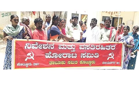 ಕೊಟ್ಟೂರು ಗ್ರಾಪಂ ಆಡಳಿತಾಧಿಕಾರಿ ಡಾ.ಕೊಟ್ರೇಶಗೆ ಕಾಳಾಪುರ ಗ್ರಾಮಸ್ಥರು ಮನವಿ ಸಲ್ಲಿಸಿದರು. ಸಿಪಿಐ ಜಿಲ್ಲಾ ಕಾರ್ಯದರ್ಶಿ ಎಚ್.ಎಂ. ಸಂತೋಷ, ಅಖಿಲ ಭಾರತ ದಲಿತ ಹಕ್ಕುಗಳ ಆಂದೋಲನ ಜಿಲ್ಲಾಧ್ಯಕ್ಷ ಕೆ ಕೊಟ್ರೇಶ, ಸಿಪಿಐ ತಾಲೂಕು ಕಾರ್ಯದರ್ಶಿ ಕೆ ರೇಣುಕಮ್ಮ,  ಗ್ರಾಮದ ಮಹಿಳೆಯರಾದ ದುರುಗಮ್ಮ, ರೇಣುಕಮ್ಮ, ಗೌರಮ್ಮ, ಲಕ್ಷ್ಮಮ್ಮ  ಇತರರಿದ್ದರು.