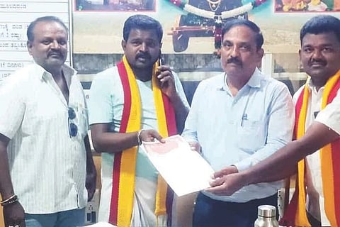 ಕುಡುತಿನಿ ಸುತ್ತಲಿನ ಕಲುಷಿತ ಧೂಳು ಸೂಸುವ ಕೈಗಾರಿಕೆ ವಿರುದ್ಧ ಕಾನೂನು ಕ್ರಮ ಕೈಗೊಳ್ಳುವಂತೆ ನಮ್ಮ ಕರ್ನಾಟಕ ಸೇನೆ ಘಟಕದಿಂದ ಪಪಂ ಮುಖ್ಯಾಧಿಕಾರಿ ಶಿವಲಿಂಗಪ್ಪಗೆ ಮನವಿ ಸಲ್ಲಿಸಲಾಯಿತು. ಅಧ್ಯಕ್ಷ ಬಾವಿ ಅಮರೇಷ, ಮುಖಂಡರಾದ ಶಿವಕುಮಾರ್, ತಿಮ್ಮಪ್ಪ  ಇತರರಿದ್ದರು.