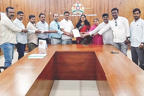 ಕೂಡ್ಲಿಯಲ್ಲಿ ರಾಜ್ಯ ಸರ್ಕಾರಿ ನೌಕರರ ಸಂಘದ ತಾಲೂಕು ಘಟಕದಿಂದ ತಹಸೀಲ್ದಾರ್ ವಿ.ಕೆ.ನೇತ್ರಾವತಿಗೆ ಮನವಿ ಸಲ್ಲಿಸಲಾಯಿತು. ಸರ್ಕಾರಿ ನೌಕರರ ಸಂಘದ ತಾಲೂಕು ಅಧ್ಯಕ್ಷ ಎಸ್.ವೆಂಕಟೇಶ, ರಾಜ್ಯ ಪರಿಷತ್ತ್ ಸದಸ್ಯ ಆರ್.ಬಿ.ಬಸವರಾಜ, ಕಾರ್ಯದರ್ಶಿ ಪಾಂಡುರಂಗ, ಖಜಾಂಚಿ ಮುತ್ತುರಾಜ, ಪ್ರಮುಖರಾದ ನರೇಶ, ಪ್ರಭು ತಳವಾರ, ಟಿ.ನಾಗರಾಜ, ಶಿವಾನಂದ ಸ್ವಾಮಿ, ಮಾಳಪ್ಪ, ಪಿ.ಬಿ.ನಾಗರಾಜ, ಸವಿತಾ ಇದ್ದರು.
