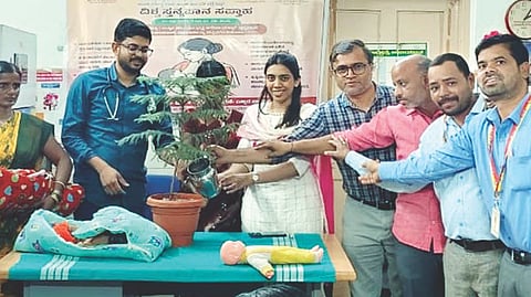 ಕೂಡ್ಲಿಗಿ ತಾಲೂಕು ಸಾರ್ವಜನಿಕ ಆಸ್ಪತ್ರೆಯ ಐಸಿಟಿಸಿ ಕೇಂದ್ರದಲ್ಲಿ ವಿಶ್ವ ಸ್ತನ್ಯಪಾನ ಸಪ್ತಾಹ ಕಾರ್ಯಕ್ರಮಕ್ಕೆ ಮಕ್ಕಳ ತಜ್ಞ ಡಾ.ನಿರಂಜನ ಚಾಲನೆ ನೀಡಿದರು. ಸಾರ್ವಜನಿಕ ಆಸ್ಪತ್ರೆಯ ವೈದ್ಯರಾದ ಸಿಂಧುಶ್ರೀ, ರವಿ ಕುಮಾರ್, ಶುಶ್ರೂಷಕ ಅಧಿಕಾರಿಗಳಾದ ಮಹೇಶ್, ಮಲ್ಲಿಕಾರ್ಜುನ, ಪ್ರೇಮಾ, ಚೌಡಮ್ಮ, ಪ್ರಯೋಗಶಾಲಾ ತಂತ್ರಜ್ಞರಾದ ಸತೀಶ್, ಸೋಮಶೇಖರ, ಸುನಿಲ್ ಕುಮಾರ್, ಐಸಿಟಿಸಿ ಆಪ್ತ ಸಮಾಲೋಚಕ ಕೆ.ಪ್ರಶಾಂತ್ ಕುಮಾರ್, ಆರ್‌ಕೆಎಸ್‌ಕೆ ಆಪ್ತ ಸಮಾಲೋಚಕ ಓಬಣ್ಣ ಇದ್ದರು.