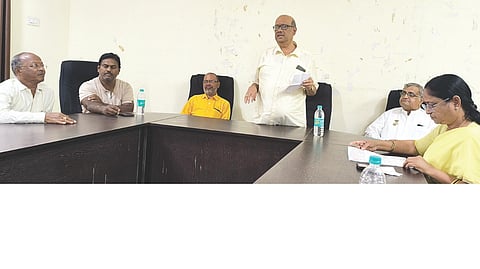 ರಾಯರ ಮಠ ನಿರ್ಮಾಣ ಕುರಿತಾಗಿ ಕೂಡ್ಲಿಗಿಯಲ್ಲಿ ಬುಧವಾರ ನಡೆದ ಸಭೆಯಲ್ಲಿ ಮಠ ನಿರ್ಮಾಣ ಸಮಿತಿಯ ಅಧ್ಯಕ್ಷ ಬಿ.ಆರ್. ಶ್ರೀನಿವಾಸ್ ಶೆಟ್ಟಿ ಮಾತನಾಡಿದರು. ಜೋಯಿಸ್ ಹಯವದನಚಾರ್, ಎಸ್. ವಿರೂಪಾಕ್ಷ ಮೂರ್ತಿ, ಜಿಂಕಾಲ್ ನಾಗಮಣಿ, ನವೀನ್ ಶೆಟ್ಟಿ ಇದ್ದರು.