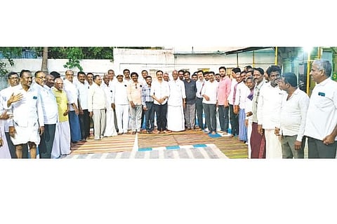 ಕುರುಗೋಡು ಶ್ರೀ ರಾಘವಾಂಕ ಮಠದಲ್ಲಿ ಮಂಗಳವಾರ ರಾತ್ರಿ ವೀರಶೈವ ಲಿಂಗಾಯತ ಸಮುದಾಯದಿಂದ ಆಯೋಜಿಸಿದ್ದ ಬಿ.ಎಸ್.ಯಡಿಯೂರಪ್ಪ ಅಭಿಮಾನೋತ್ಸವ ಸಮಾರಂಭದ ಪೂರ್ವಭಾವಿ ಸಭೆ ನಡೆಯಿತು. ಪ್ರಮುಖರಾದ ಉಮಾಪತಿಗೌಡ, ಪಿ ಸೋಮಶೇಖರ್ ಗೌಡ, ಪ್ರೇಮ್ ಕುಮಾರ್, ಎಸ್ ಕೆ ಸುನೀಲ್, ಸದಾಶಿವಯ್ಯ, ಪಂಚಯ್ಯಸ್ವಾಮಿ, ಬಿಜಿಪಿ ಮಂಡಲ ಅಧ್ಯಕ್ಷ ಮದಿರೆ ಕುಮಾರಸ್ವಾಮಿ ಇತರರಿದ್ದರು.
