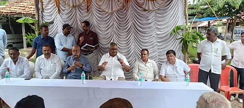 ಪಿರಿಯಾಪಟ್ಟಣ  ತಾಲೂಕಿನ ಕಿತ್ತೂರು ಗ್ರಾಮದಲ್ಲಿ ಚರಂಡಿ ನಿರ್ಮಾಣ ಕಾಮಗಾರಿಗೆ  ಶಾಸಕ ಕೆ.ವೆಂಕಟೇಶ್ ಚಾಲನೆ ನೀಡಿದರು.  ತಹಸೀಲ್ದಾರ್ ನಿಸರ್ಗ ಪ್ರಿಯ, ತಾಪಂ ಇಒ ಸುನಿಲ್ ಕುಮಾರ್,  ಬಿಇಒ ರವಿ ಪ್ರಸನ್ನ, ಪಿಡಿಒ ಮನು ಇತರರು ಹಾಜರಿದ್ದರು. 