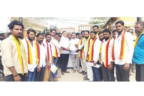 ಲಿಂಗಸುಗೂರಿನಲ್ಲಿ ಟಿಎಚ್‌ಒ ರವಿಕಿರಣಗೆ ಜಯಕರ್ನಾಟಕ ರಕ್ಷಣಾ ಸೇನೆ ಕಾರ್ಯಕರ್ತರು ಮನವಿ ಸಲ್ಲಿಸಿದರು. ತಾಲೂಕು ಅಧ್ಯಕ್ಷ ಹನುಮಂತ ನಾಯಕ, ಪ್ರಕಾಶ ಕುರಿ, ನಿಂಗಪ್ಪ ರಾಮಲೂಟಿ, ಪ್ರವೀಣ ನಿಲೋಗಲ್, ಆದಪ್ಪ ಗುರುಗುಂಟಾ ಇತರರಿದ್ದರು. 