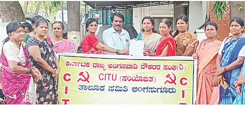 ಲಿಂಗಸುಗೂರಿನಲ್ಲಿ ಎಸಿಡಿಪಿಒ ರಾಜೇಶ್ವರಿಗೆ ಅಂಗನವಾಡಿ ನೌಕರರ ಸಂಘದಿಂದ ಮನವಿ ಸಲ್ಲಿಸಲಾಯಿತು. ಸಂಘದ ತಾಲೂಕು ಅಧ್ಯಕ್ಷೆ ಸರಸ್ವತಿ ಈಚನಾಳ, ಲಕ್ಷ್ಮೀದೇವಿ ನಗನೂರು, ಮಹೇಶ್ವರಿ ಹಟ್ಟಿ,  ಮಹಾದೇವಿ, ಸುಮಿತ್ರಾ, ಮಲ್ಲಮ್ಮ ಇತರರಿದ್ದರು.