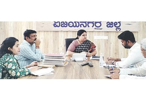 ಹೊಸಪೇಟೆ ಡಿಸಿ ಕಚೇರಿ ಸಭಾಂಗಣದಲ್ಲಿ  ಜಿಲ್ಲಾಧಿಕಾರಿ ಕವಿತಾ ಎಸ್.ಮನ್ನಿಕೇರಿ ಅಧ್ಯಕ್ಷತೆಯಲ್ಲಿ ಸಭೆ ನಡೆಯಿತು. ಉಪವಿಭಾಗಾಧಿಕಾರಿ ಪಿ.ವಿವೇಕಾನಂದ, ಜಿಲ್ಲಾ ನಗರಾಭಿವೃದ್ಧಿ ಯೋಜನಾ ನಿರ್ದೇಶಕ ಮನೋಹರ್, ತಹಸೀಲ್ದಾರ್ ಶ್ರುತಿ ಎಂ.ಮಳಪ್ಪಗೌಡ್ರ, ನಗರಸಭೆ ಪೌರಾಯುಕ್ತ ಶಿವಕುಮಾರ್ ಇತರರಿದ್ದರು.