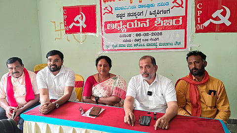 ಮುಳಬಾಗಿಲು cpm ಎಪಿಎಂಸಿ ಯಾರ್ಡ್​ನ ಕೃಷಿಕ ಸಮಾಜದ ಭವನದಲ್ಲಿ ಹಮ್ಮಿಕೊಂಡಿದ್ದ ಸುದ್ದಿಗೋಷ್ಠಿಯಲ್ಲಿ ಸಿಪಿಎಂ ಮುಖಂಡ ಸಿದ್ದನಹಳ್ಳಿ ಶೇಖರ್​, ಸಿಪಿಎಂ ಪದ ರಾಜ್ಯ ಕಾರ್ಯದರ್ಶಿ ಕೆ. ಪ್ರಕಾಶ್​, ತಾಲೂಕು ಕಾರ್ಯದರ್ಶಿ ಪುಣ್ಯಹಳ್ಳಿ ಪಿ.ಆರ್​.ಶಂಕರ್​, ಮುಖಂಡರಾದ ನವೀನ್​, ವಿ. ಗೀತಾ, ಬಿ.ರಾಜ್​ ಇದ್ದರು.  ಮುಖಂಡರಾದ ವಿ. ಗೀತಾ, ನವೀನ್​ ಇದ್ದರು. 