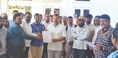 ಮುದ್ದೇಬಿಹಾಳದ ಆರೋಗ್ಯ ಇಲಾಖೆಯ ವೈದ್ಯಾಧಿಕಾರಿಗಳು ಹಾಗೂ ನೌಕರರಿಂದ ಮಾ.11ರಿಂದ ಅನಿರ್ದಿಷ್ಟಾವಧಿ ಮುಷ್ಕರಕ್ಕೆ ಕರೆ ನೀಡಿದ ಹಿನ್ನೆಲೆ ಶಾಸಕ ಸಿ.ಎಸ್. ನಾಡಗೌಡ ಅವರಿಗೆ ಮನವಿ  ಸಲ್ಲಿಸಲಾಯಿತು. ರಂಗನಾಥ, ಡಾ. ಬಿ.ಎಸ್. ಚೌದ್ರಿ, ಡಾ. ಅಬ್ಬಲಮಜೀದ್ ಬಾಗವಾನ ಮತ್ತಿತರರಿದ್ದರು.
