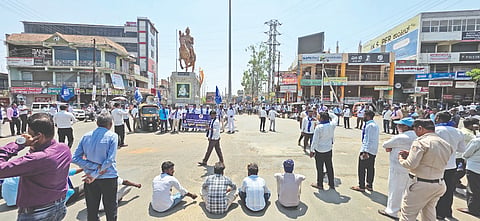 ಮುದ್ದೇಬಿಹಾಳ ಕರ್ನಾಟಕ ರಾಜ್ಯ ಮಾದಿಗ ಮತ್ತು ಸಂಬಂಧಿತ ಉಪಜಾತಿಗಳ ಸಂಘಟನೆಗಳ ಒಕ್ಕೂಟ ನೇತೃತ್ವದಲ್ಲಿ ಶುಕ್ರವಾರ ಮುದ್ದೇಬಿಹಾಳ ಬಂದ್ ಮಾಡಿ ಬಸವೇಶ್ವರ ವೃತ್ತದಲ್ಲಿ ಮಾನವ ಸರಪಳಿ ನಿರ್ಮಿಸಿ ಸರ್ಕಾರ ವಿರುದ್ಧ ಘೋಷಣೆ ಕೂಗಿ ಉಗ್ರ ಪ್ರತಿಭಟನೆ ನಡೆಸಿ, ತಹಸೀಲ್ದಾರ ಕೀರ್ತಿ ಚಾಲಕ ಅವರ ಮೂಲಕ ಮುಖ್ಯಮಂತ್ರಿಗೆ ಮನವಿ ಸಲ್ಲಿಸಲಾಯಿತು. ಬಾಲಚಂದ್ರ ಹುಲ್ಲೂರ, ಆನಂದ ಮುದೂರ, ಮಂಜುನಾಥ ಕುಂದರಗಿ ಮತ್ತಿತರರಿದ್ದರು.