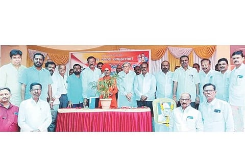 ಮಾನ್ವಿ  ಸಿದ್ಧಾರ್ಥ ಕಾಲೇಜು ಸಭಾಂಗಣದಲ್ಲಿ ಆಯೋಜಿಸಿದ್ದ ಬೇಸಿಗೆ ತರಬೇತಿ ಶಿಬಿರವನ್ನು ಕರೇಗುಡ್ಡ ಶ್ರೀ ಮಹಾಂತೇಶ್ವರಮಠದ ಶ್ರೀ ಮಹಾಂತಲಿಂಗ ಮಹಾಸ್ವಾಮೀಜಿ ಉದ್ಘಾಟಿಸಿದರು. ಅಖಿಲ ಭಾರತ ವೀರಶೈವ ಲಿಂಗಾಯತ ಮಹಾಸಭಾ ತಾಲೂಕು ಅಧ್ಯಕ್ಷ  ಅರುಣಕುಮಾರ ಚಂದಾ, ರಾಜ್ಯ ಕಾರ್ಯಕಾರಿಣಿ ಸದಸ್ಯ ಸಿದ್ಧಲಿಂಗಪ್ಪ ವಕೀಲ, ತಾಲೂಕು ವೀರಶೈವ ಲಿಂಗಾಯತ ಸಮಾಜದ ಅಧ್ಯಕ್ಷ ಹರಿಹರ ಪಾಟೀಲ್ ಇತರರಿದ್ದರು.