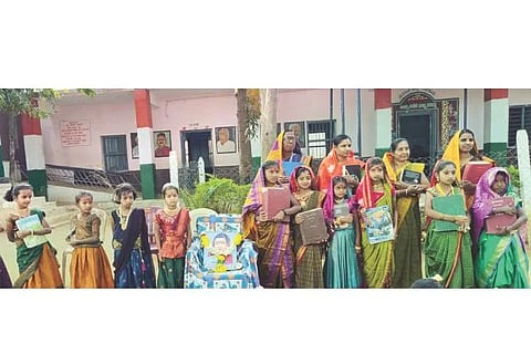 ಗುಡದೂರು ಗ್ರಾಮದ ಉನ್ನತೀಕರಿಸಿದ ಸರ್ಕಾರಿ ಹಿಪ್ರಾ ಶಾಲೆಯಲ್ಲಿ ಸಾವಿತ್ರಿಬಾಯಿ ಫುಲೆ ಜಯಂತಿ ಆಚರಿಸಲಾಯಿತು. ಮುಖ್ಯಶಿಕ್ಷಕಿ ನೇತ್ರಾವತಿ ಹಿರೇಮಠ, ಶಿಕ್ಷಕಿಯರಾದ ಸಂಪತ್, ಕೃಷ್ಣಕುಮಾರಿ, ಗದ್ದೆಮ್ಮ ಉಪ್ಪಾರ, ಶ್ರೀದೇವಿ ದಿವಟರ ಇತರರಿದ್ದರು.