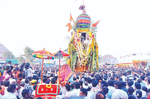 ಮಾನ್ವಿ ತಾಲೂಕಿನ ನೀರಮಾನ್ವಿ ಗ್ರಾಮದಲ್ಲಿ ಶುಕ್ರವಾರ ರೇಣುಕಾ ಯಲ್ಲಮ್ಮದೇವಿ ರಥೋತ್ಸವ ಅದ್ದೂರಿಯಾಗಿ ಜರುಗಿತು.