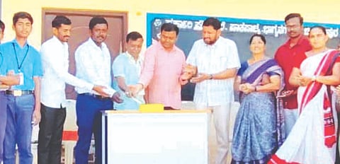 ಬಾಗೇಪಲ್ಲಿ ತಾಲೂಕಿನ ಪಾತಪಾಳ್ಯ ಸರ್ಕಾರಿ ಪ್ರೌಢಶಾಲೆಯಲ್ಲಿ ಹಮ್ಮಿಕೊಂಡಿದ್ದ ಶಿಕ್ಷಕರ ದಿನಾಚರಣೆಯಲ್ಲಿ ಪ್ರಭಾರ ಮುಖ್ಯಶಿಕ್ಷಕ ಎಸ್​.ಆರ್​.ಸುರೇಂದ್ರ, ಲೋಕೇಶ್​, ಚೈತ್ರಾ ಇದ್ದರು.