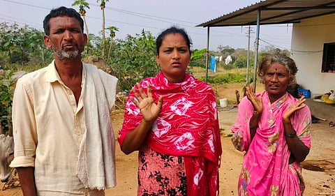 ಮಾಗಡಿ ತಾಲೂಕಿನ ಬೆಳಗುಂಬ ಗ್ರಾಮದಲ್ಲಿ  ಮೃತ ರಾಜೇಶ್​  ಕುಟುಂಬಸ್ಥರು ಮಾಧ್ಯಮದವರೊಂದಿಗೆ ತಮ್ಮ ನೋವು ತೋಡಿಕೊಂಡರು. ಗುಡ್ಡೇಗೌಡ, ನಾಗರತ್ನ, ಸಹೋದರಿ ನಂದಿನಿ ಇದ್ದರು.