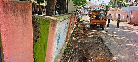 ಮಾಗಡಿಯ 100 ವರ್ಷ ಹಳೆಯದಾದ ಜಿಜಿಎಂಎಸ್​ ಶಾಲೆಯ ಮುಂಭಾಗದ ಕಾಂಪೌಂಡ್​ ಗೋಡೆ. 