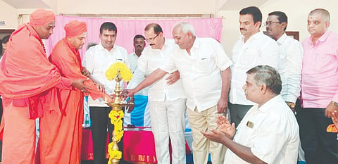 ಮಾಗಡಿ ತಾಲೂಕಿನ ಗುಡೇಮಾರನಹಳ್ಳಿಯಲ್ಲಿ ಗ್ರಾಮಾಂತರ ಬಸವ ಜಯಂತಿ, ಪಾರ್ವತಿ ಪರಮೇಶ್ವರ, ಶ್ರೀಬಸವೇಶ್ವರ ಸ್ವಾಮಿ ಉತ್ಸವ ಮೂರ್ತಿ ಪ್ರಾಣ ಪ್ರತಿಷ್ಠಾಪನೆ, ಶ್ರೀ ಶಿವಕುಮಾರ ಸ್ವಾಮೀಜಿ ಸಮುದಾಯದ ಭವನದ 5ನೇ ವಾರ್ಷಿಕೋತ್ಸವವನ್ನು ಮೇಲಣಗವಿ ಮಠದ ಶ್ರೀಮಲಯ ಶಾಂತಮುನಿ ದೇಶಿಕೇಂದ್ರ ಶಿವಾಚಾರ್ಯ ಸ್ವಾಮೀಜಿ ಉದ್ಘಾಟಿಸಿದರು. ಶಾಸಕ ಶ್ರೀನಿವಾಸ್​, ತಮ್ಮಡಿಹಳ್ಳಿ ಮಠದ ಸಿದ್ದಲಿಂಗ ಸ್ವಾಮೀಜಿ, ಕೆ.ಪಿ.ಬೃಂಗೇಶ್​, ನಾಗರುದ್ರ ಶರ್ಮ, ವೀರಶೈವ ಲಿಂಗಾಯತ ಸೇವಾಟ್ರಸ್ಟ್​ ಅಧ್ಯಕ್ಷ ಶಾಂತರಾಜು, ಕಾರ್ಯದರ್ಶಿ ಜಿ.ಎಂ.ರೇಣುಕಾರಾಧ್ಯ ಇದ್ದರು.  