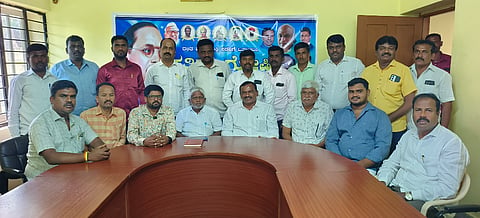 ಮಾಗಡಿ ಪ್ರವಾಸಿಮಂದಿರದಲ್ಲಿ ಹಮ್ಮಿಕೊಂಡಿದ್ದ ಸುದ್ದಿಗೋಷ್ಠಿಯಲ್ಲಿ ಬೆಸ್ಕಾಂ ಮಾಜಿ ನಿರ್ದೇಶಕ ಬಿ.ವಿ.ಜಯರಾಮ್​ ಮಾತನಾಡಿದರು. ಸಮೃದ್ಧಿ ಜನ ಸೇವಾ ಟ್ರಸ್ಟ್​ ಅಧ್ಯಕ್ಷ ಡಿ.ಶಿವಶಂಕರ್​, ಯುವಕವಿ ತೋವಿ ಗಿರೀಶ್​,, ಕುದೂರು ಬ್ಲಾಕ್​ ಎಸ್ಸಿ&ಎಸ್ಟಿ ಅಧ್ಯಕ್ಷ ರವಿಕುಮಾರ್​, ರಾಮನಗರದ ಚೆಲುವರಾಜು, ನರಸಿಂಹಮೂರ್ತಿ, ಸುರೇಶ್​, ಸುಗ್ಗನಹಳ್ಳಿ ಕೃಷ್ಣಮೂರ್ತಿ, ಬೀಚನಹಳ್ಳಿ ಸುರೇಶ್​, ನಾಗರಾಜು, ರವಿಶಂಕರ್​ ಇತರರು ಇದ್ದರು.