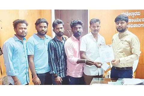 ಸಿಂಧನೂರಿನಲ್ಲಿ ದಲಿತ ವಿದ್ಯಾರ್ಥಿ ಪರಿಷತ್ ತಾಲೂಕು ಸಮಿತಿಯಿಂದ ತಹಸೀಲ್ದಾರ್ ಅರುಣ್ ದೇಸಾಯಿ ಅವರಿಗೆ ಮನವಿ ಪತ್ರ ಸಲ್ಲಿಸಲಾಯಿತು. ಸಂಘಟನೆ ಅಧ್ಯಕ್ಷ ದುರುಗೇಶ ಕಲಮಂಗಿ, ನರಸಪ್ಪ ಬಡಿಗೇರ, ಶಿವಪುತ್ರ ಅಮರಾಪುರ, ದೇವರಾಜ, ರಾಜು ಹುಲಗುಂಚಿ ಇತರರಿದ್ದರು.