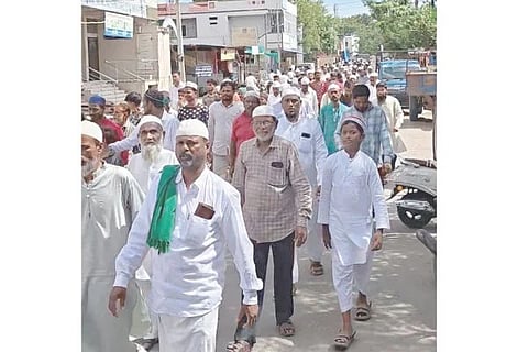 ಸಿಂಧನೂರಿನಲ್ಲಿ ಮಳೆಗಾಗಿ ಪ್ರಾರ್ಥಿಸಿ ಮುಸ್ಲಿಮರು ಬಡಿಬೇಸ್ ಮಸ್ಜಿದ್‌ನಿಂದ ಈದ್ಗಾವರೆಗೆ ಮೆರವಣಿಗೆ ನಡೆಸಿದರು.