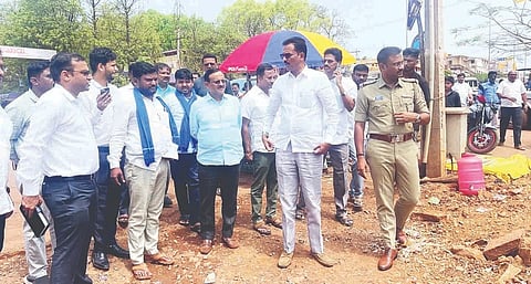 ಸಂಡೂರಿನ ಪೊಲೀಸ್ ಠಾಣೆ ಮುಂಭಾಗದಲ್ಲಿ ಅಂಬೇಡ್ಕರ್ ವೃತ್ತಕ್ಕಾಗಿ ಸ್ಥಳವನ್ನು ಸಂಸದ ಈ.ತುಕಾರಾಮ್ ಪರಿಶೀಲಿಸಿದರು. 