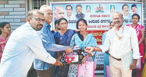 ಮಹಿಳೆಯರು ಸ್ವಾವಲಂಬಿ ಜೀವನ ನಡೆಸಲಿ women 