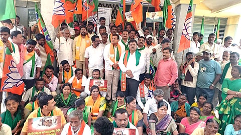 ಚಿಂತಾಮಣಿ ತಹಸೀಲ್ದಾರ್​ ಕಚೇರಿ ಮುಂದೆ ಕಾಂಗ್ರೆಸ್​ ಸರ್ಕಾರದ ರೈತ ವಿರೋಧಿ ಧೋರಣೆ ಖಂಡಿಸಿ ಚಿಂತಾಮಣಿ ಬಿಜೆಪಿ ನಡೆಸಿದ್ದ ಪ್ರತಿಭಟನೆಯಲ್ಲಿ ಬಿಜೆಪಿ ಜಿಲ್ಲಾಧ್ಯಕ್ಷ ಸೀಕಲ್​ ರಾಮಚಂದ್ರಗೌಡ, ಕೆ.ಎಂ.ರಾಜಶೇಖರ್​ ರೆಡ್ಡಿ, ಅರುಣ್​ಬಾಬು, ನಿಕಟ ಪೂರ್ವ ಅಧ್ಯಕ್ಷ ಮಹೇಶ್​ ಬೈ, ನಗರ ಅಧ್ಯಕ್ಷ ಗೋವಿಂದ ರಾಜು, ಗಾಜಾಲ ಶಿವ ಇದ್ದರು.