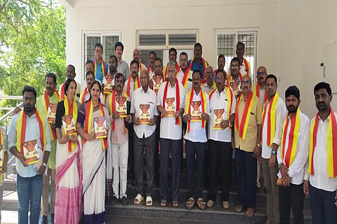  ಕಡೂರಿನ ಪ್ರವಾಸಿ ಮಂದಿರದಲ್ಲಿ 21ನೇ ಜಿಲ್ಲಾ ಸಾಹಿತ್ಯ ಸಮ್ಮೇಳನದ ಆಹ್ವಾನ ಪತ್ರಿಕೆಯನ್ನು ಮಾಜಿ ಶಾಸಕ ಕೆ.ಬಿ ಮಲ್ಲಿಕಾರ್ಜುನ್ ಬಿಡುಗಡೆಗೊಳಿಸಿದರು.  